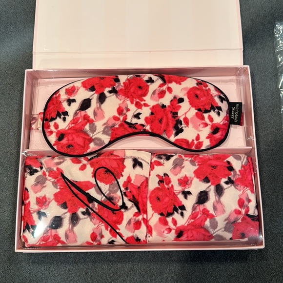 Victoria’s Secret floral eye mask & pillowcase set - Picture 1 of 4